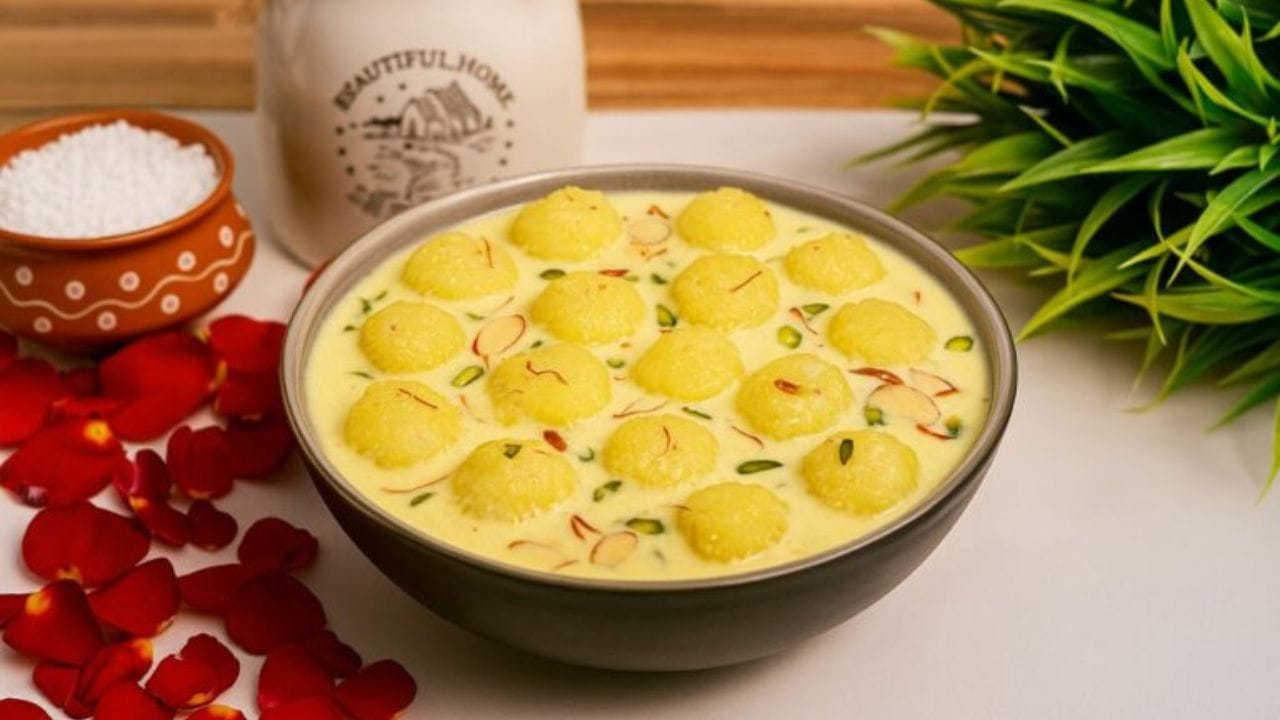 સાબુદાણાની રસમલાઈ બનાવવા માટે સૌથી પહેલા તમારે મધ્યમ કદના સાબુદાણાને 2-3 વાર પાણીથી ધોઈને પલાળી લો. 