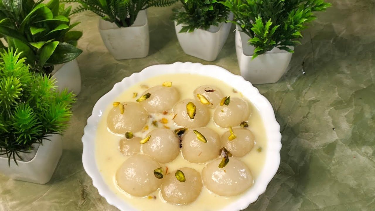 સાબુદાણા પલાળ્યા પછી તમે તેમાં મિલ્ક પાઉડર ઉમેરી બરાબર મિક્સ કરી લો. તમે સાબુદાણાને હાથથી મેશ કરી તેમાં મિલ્ક પાઉડર ઉમેરી બરાબર મિક્સ કરી શકો છો. 