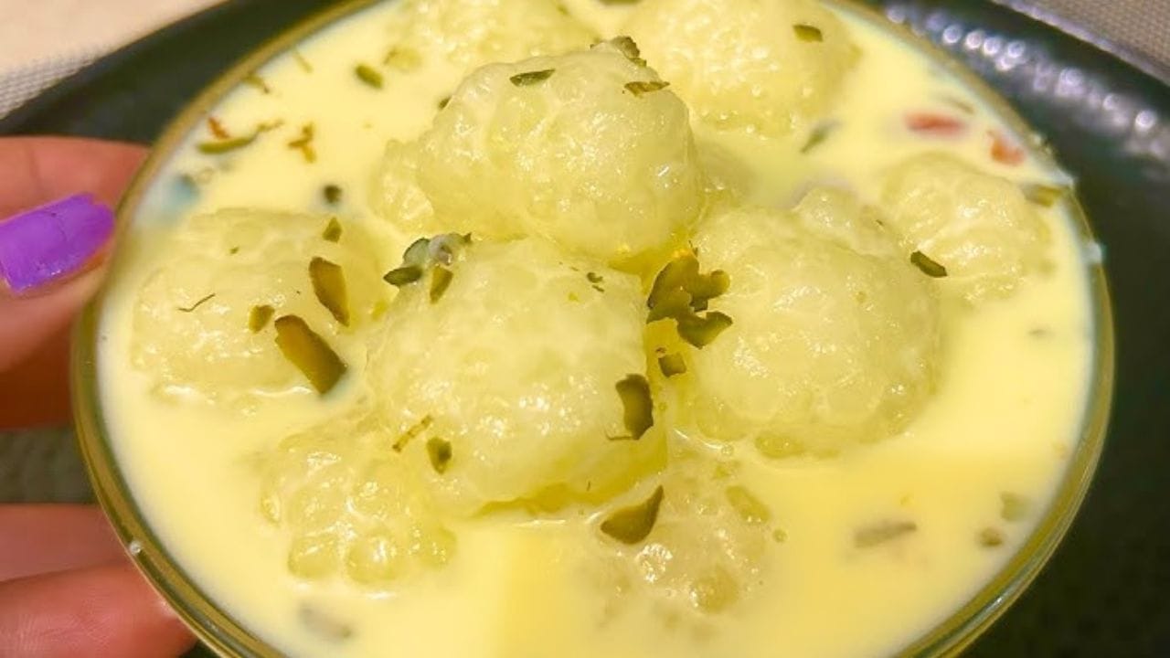 હવે તમારા હાથ પર થોડું ઘી લગાવો અને તૈયાર કરેલા મિશ્રણમાંથી ગોળા બનાવી લો. બધા બોલ બની ગયા પછી, તમારે તેને પ્લેટમાં રાખવાના છે.