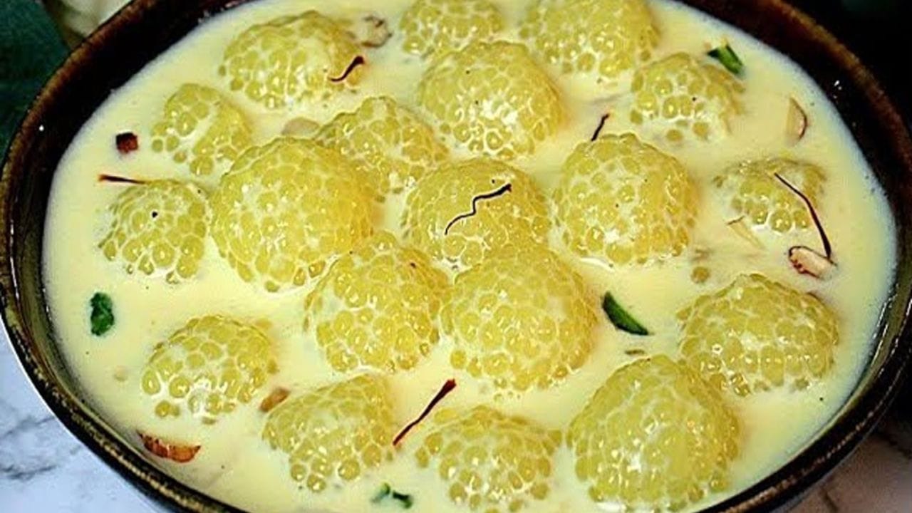 ત્યારબાદ એક પેનમાં ફુલ ક્રીમ દૂધ ઉકળવા મૂકો. તેમાં મિલ્ક પાઉડર અથવા કન્ડેન્સ્ડ મિલ્ક મિક્સ કરો. ત્યારબાદ તેમાં ખાંડ ઉમેરો અને તે ઉકળી જાય પછી તેમાં સાબુદાણાના ગોળા ઉમેરી ડ્રાય ફુટ નાખો. હવે તૈયાર સાબુદાણા રસમલાઈને ગરમ અથવા ફ્રિજમાં ઠંડી કરીને પણ સર્વ કરી શકો છો. 