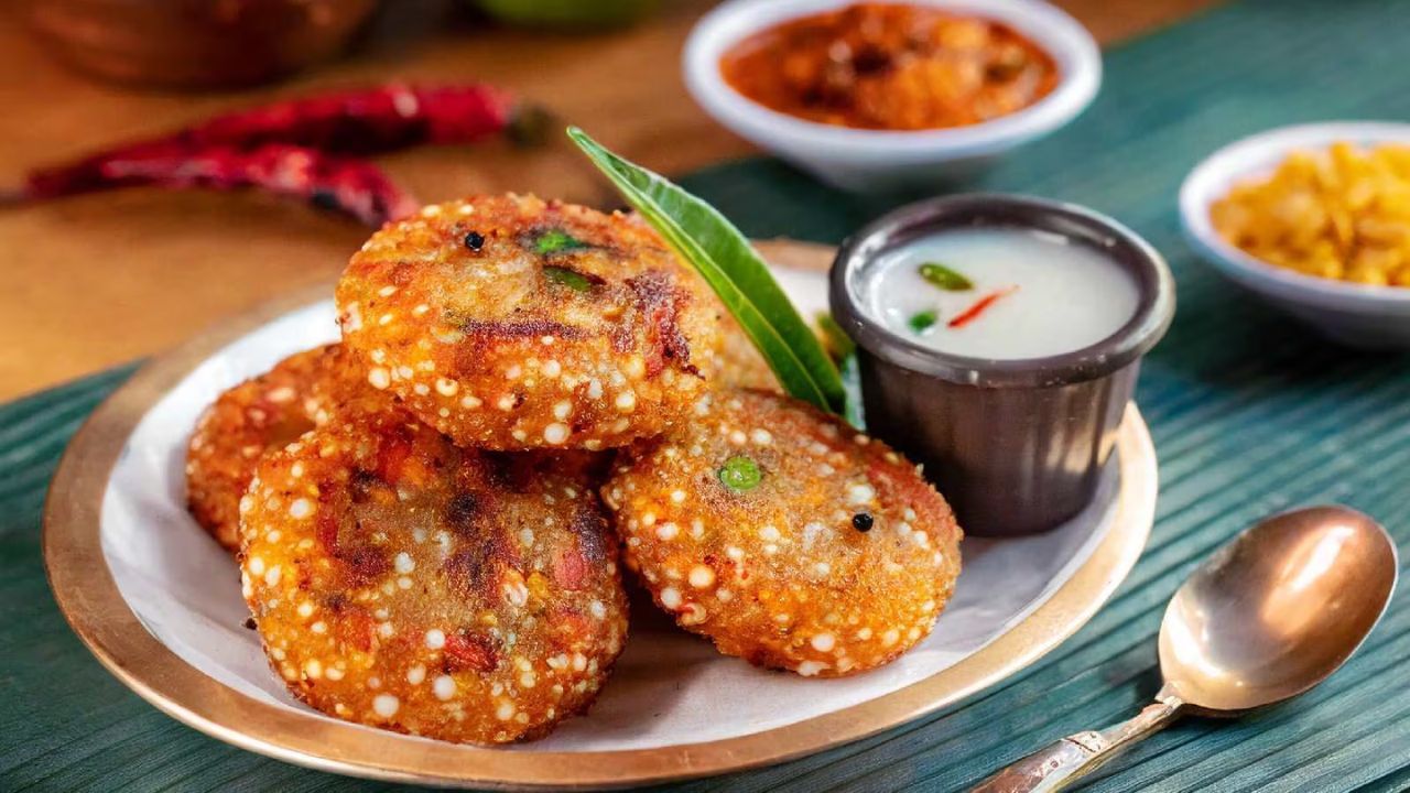 સાબુદાણાને યોગ્ય રીતે પલાળી રાખવું સૌથી મહત્વપૂર્ણ છે. તે ખૂબ કડક કે ખૂબ કડક ન હોવું જોઈએ. કારણ કે તે નક્કી કરે છે કે તેના પર વડા કેવી રીતે બનાવવામાં આવશે. હવે એક તપેલી લો અને તેમાં મગફળી શેકો. તે આછા બ્રાઉન રંગના થાય પછી, તેને મિક્સરમાં બારીક પીસી લો.