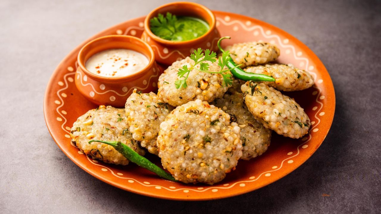 હવે નાના વડા બનાવી લો. ત્યારબાદ એક પેનમાં તેલ ગરમ કરવા મુકી મધ્યમ આંચ પર વડાને ફ્રાય કરી લો. વડા બંન્ને બાજુ બ્રાઉન થઈ જાય ત્યારે તેને બહાર કાઢી લો.