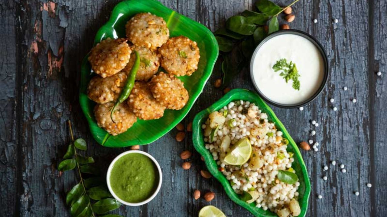 તમે સાબુદાણાના વડા ગરમા ગરમ ચા સાથે અથવા ગળી ચટણી અને ગ્રીન ચટણી સાથે સર્વ કરી શકો છો.