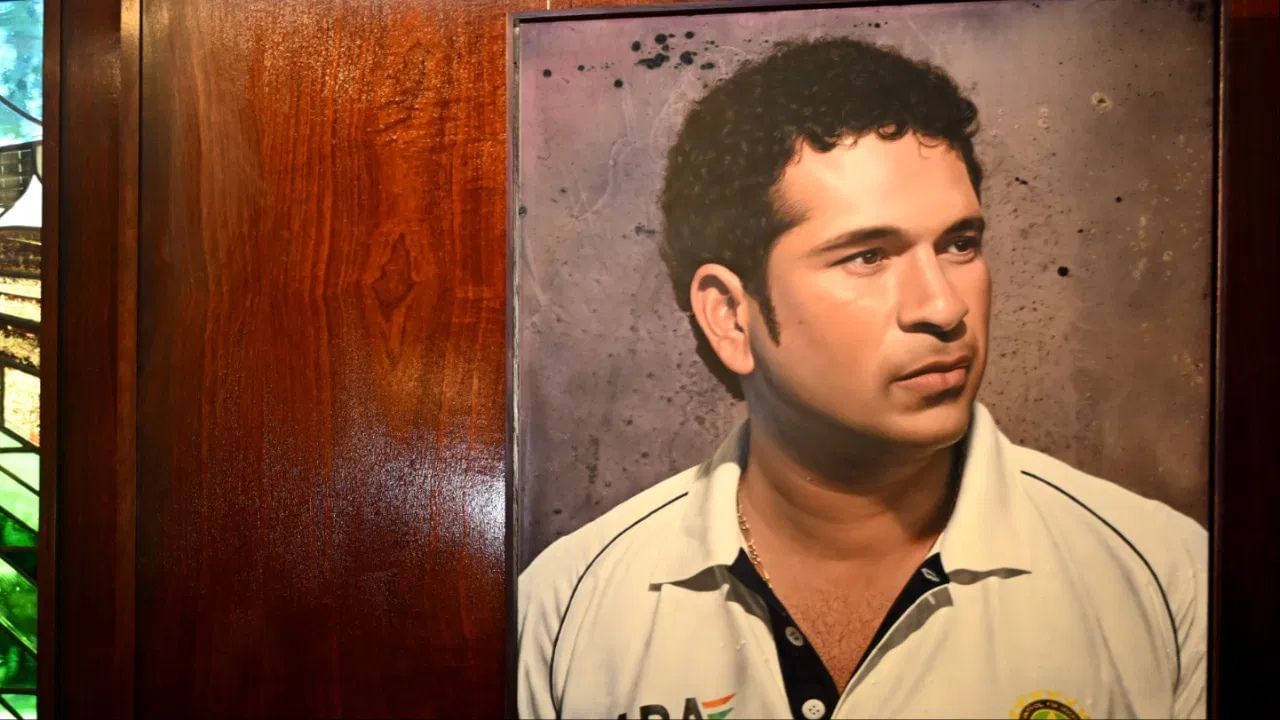 જોકે, સચિન તેંડુલકર એકમાત્ર ક્રિકેટર નથી જેનું ચિત્ર લોર્ડ્સના મેદાનની દિવાલ પર છે. તેના પહેલા શેન વોર્નનું ચિત્ર પણ ત્યાં લગાવવામાં આવ્યું છે. (All Photo Credit : Getty Images)