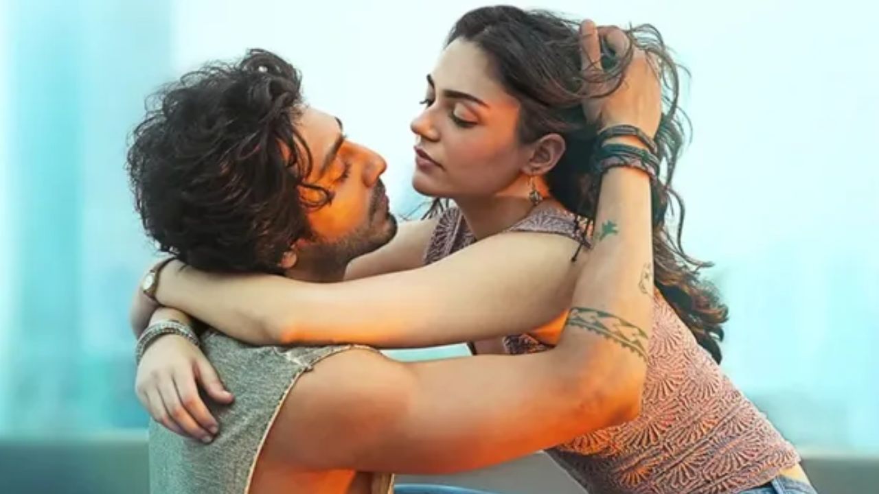 ખૂબ જ સુંદર શબ્દ 'સૈયારા' ના ઘણા અર્થ છે. આ શબ્દ અરબી ભાષાનો હોવા છતાં તેનો મૂળ અર્થ તારા, સિતારા અથવા આકાશમાં ફરતી કોઈ વસ્તુ છે. પરંતુ જ્યારે અરબી ભાષાનો આ શબ્દ ગીતો અને કવિતાઓમાં વપરાય છે, ત્યારે તેનો અર્થ ઘણો બદલાઈ જાય છે.