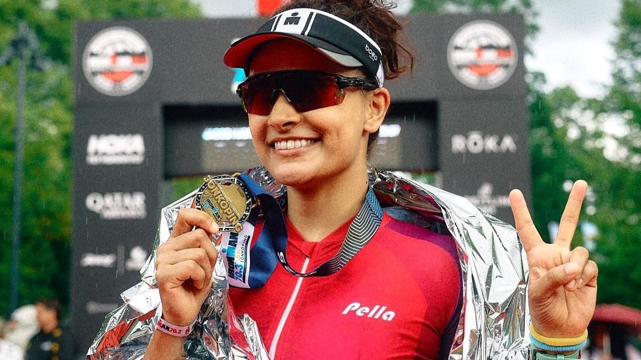  આયર્નમેન 70.3, વિશ્વની સૌથી કઠિન પડકારોમાંની એક છે, જેમાં એક જ દિવસમાં 1.9 કિમી ખુલ્લા પાણીમાં સ્વિમિંગ, 90 કિમી સાયકલિંગ અને 21.1 કિમી હાફ મેરેથોન દોડમાં ખેલાડીઓનું પરીક્ષણ કરવામાં આવે છે. સૈયામીએ અગાઉ સપ્ટેમ્બર 2024માં તેની પ્રથમ આયર્નમેન 70.3 પૂર્ણ કરી હતી, 