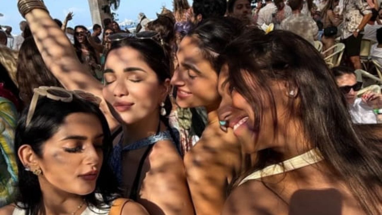 તાજેતરમાં જ તે દરિયાના મોજા વચ્ચે નાચતી જોવા મળી હતી. તે તેના મિત્રો સાશા જયરામ અને અલાવિયા જાફરી સાથે ફ્રાન્સનો પ્રવાસ કરી રહી છે. (All Photo Credit : Instagram)