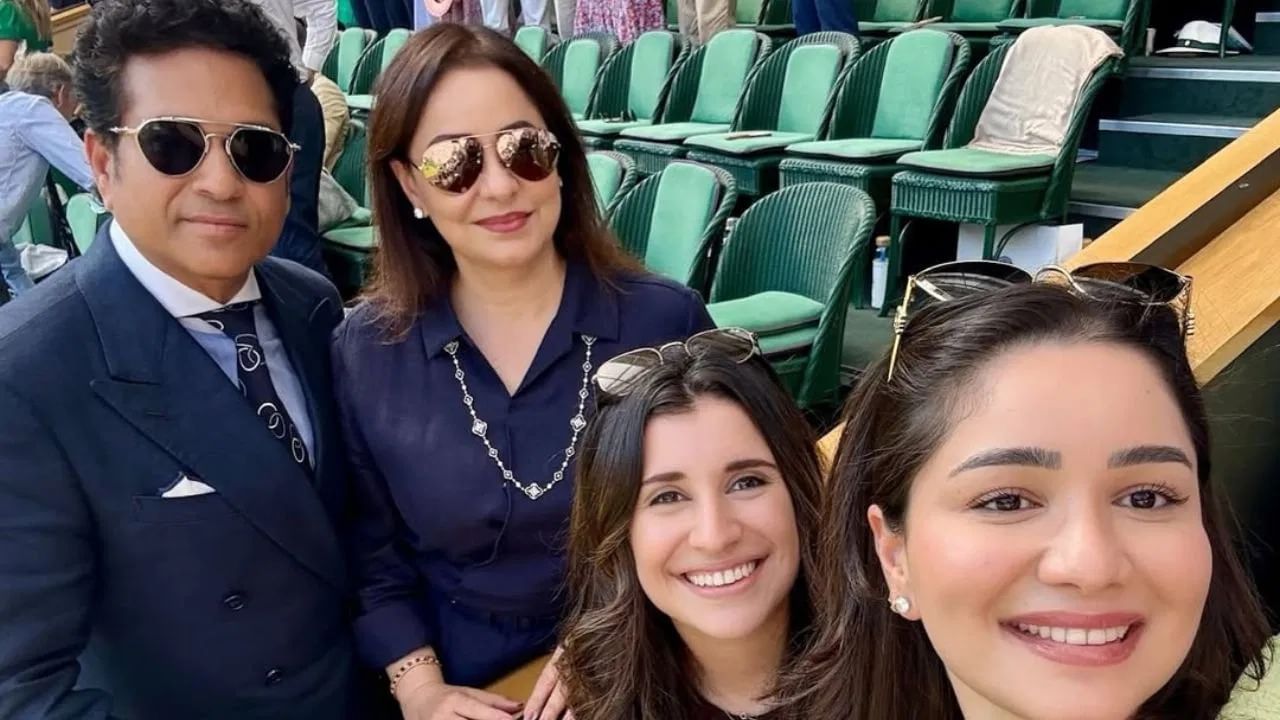 તાજેતરમાં, સારા તેંડુલકર યુવરાજ સિંહના ફાઉન્ડેશન UVCAN ના ચેરિટી ડિનરમાં પણ જોવા મળી હતી. આ પ્રસંગે, ભારતીય ટેસ્ટ ટીમના કેપ્ટન શુભમન ગિલ પણ આખી ટીમ સાથે પહોંચ્યા હતા. ત્યારબાદ સારા તેંડુલકર અને ગિલના કેટલાક ફોટા અને વીડિયો સોશિયલ મીડિયા પર ખૂબ વાયરલ થયા હતા. (PHOTO CREDIT- INSTAGRAM)