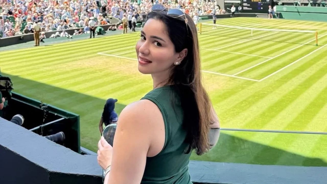 આ ફોટામાં, સારા તેંડુલકર વિમ્બલ્ડનના પ્રખ્યાત કોર્ટ પાસે જોવા મળી રહી છે. એક ફોટામાં, તે તેના પરિવાર સાથે હસતી અને પોઝ આપતી પણ જોવા મળી હતી. તેનો સ્ટાઇલિશ લીલો ડ્રેસ અને સનગ્લાસ તેની સુંદરતામાં વધારો કરે છે. (PHOTO CREDIT- INSTAGRAM)