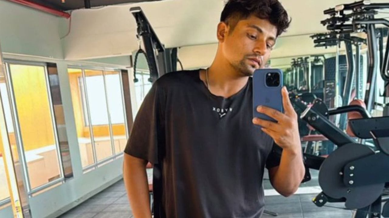 ત્યારબાદ તેમણે ટીમ ઈન્ડિયાની કેટલીક ઈનિગ્સ રમી હતી પરંતુ સરફરાઝ ખાન હંમેશા પોતાની ખરાબ ફિટનેસને લઈ ચર્ચામાં રહે છે.