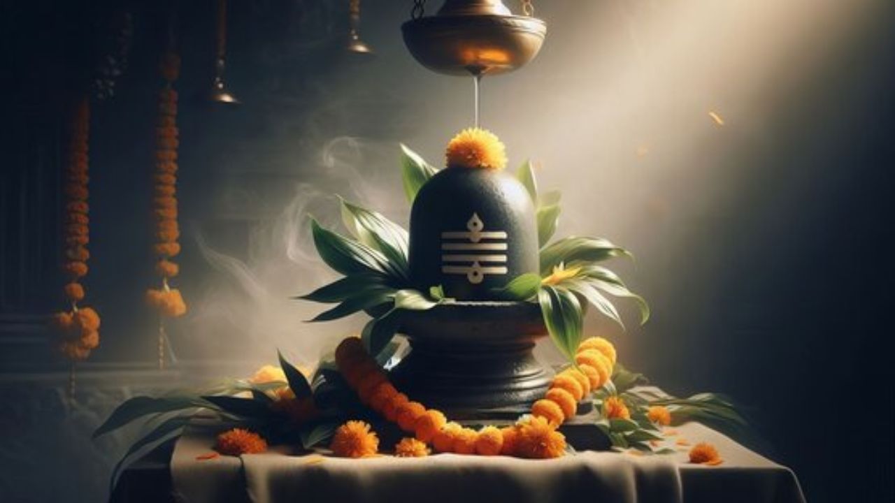 તમે શિવલિંગ પર 3, 5, 7, 9, 11 કે તેથી વધુ બિલિપત્ર ચઢાવી શકો છો. બિલિપત્ર ચઢાવતી વખતે ઓમ નમઃ શિવાય મંત્રનો જાપ કરો.
