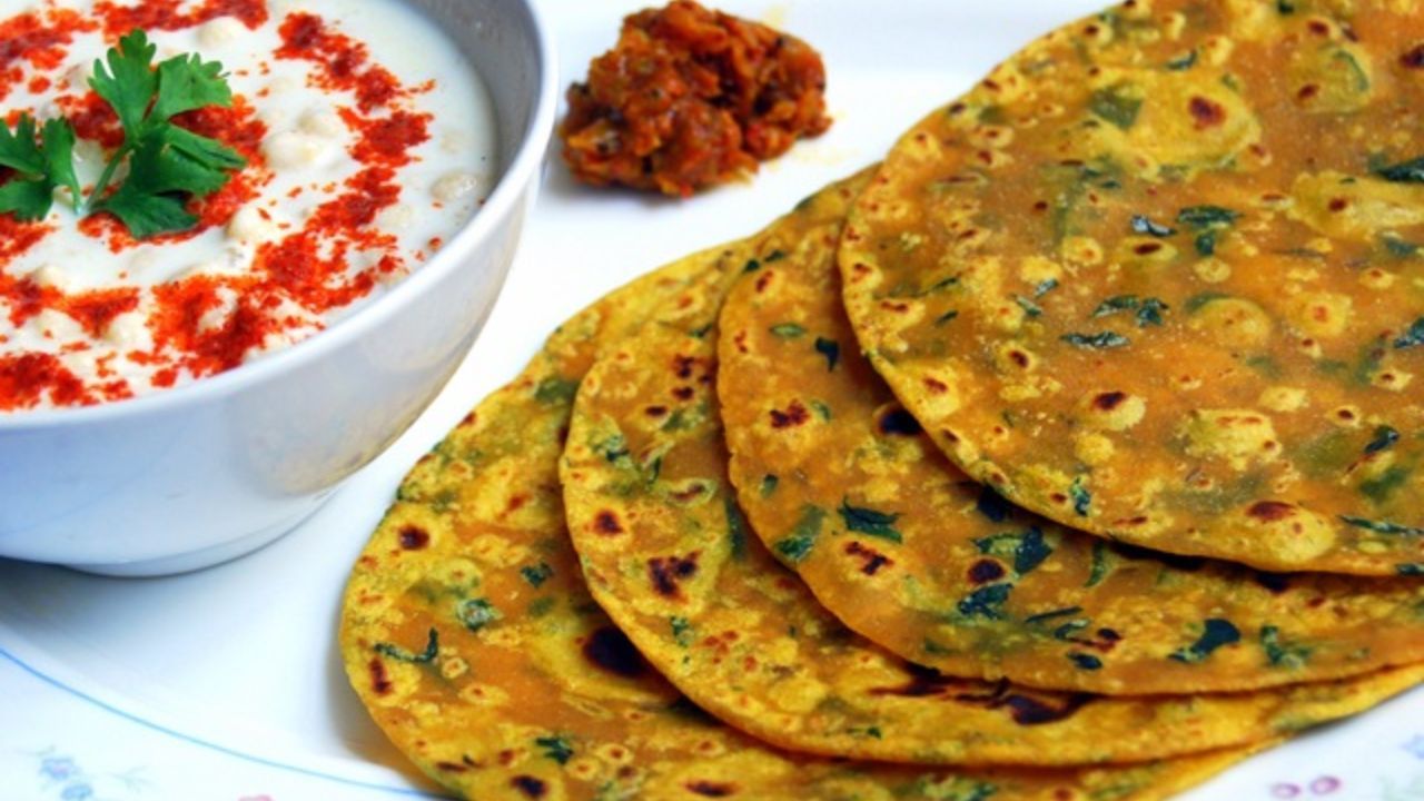ધર્મ સંબંધિત માન્યતાઓ: પૌરાણિક કથાઓ અનુસાર એવું કહેવાય છે કે માતા શીતળાને ઠંડુ અને વાસી ભોજન ગમે છે. જ્યારે આપણે માતા શીતળાને ઠંડુ અને વાસી ભોજન અર્પણ કરીએ છીએ, ત્યારે તેઓ ખૂબ જ ખુશ થાય છે. આ જ કારણ છે કે આ દિવસે વાસી ભોજન ખાવાની અને વાસી ભોજન અર્પણ કરવાની પરંપરા સદીઓથી ચાલી આવી રહી છે.