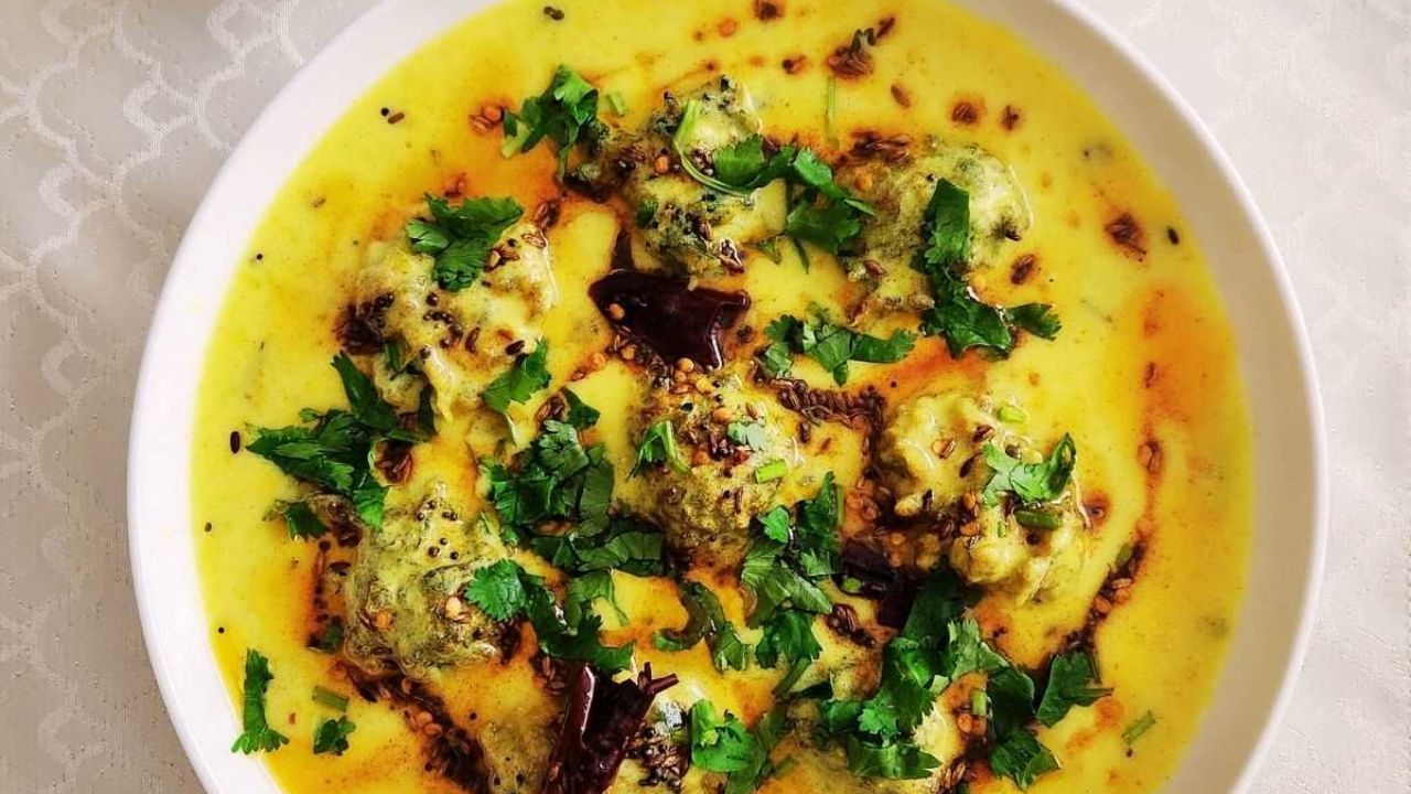 શ્રાવણ મહિનામાં આ વસ્તુઓનું સેવન ન કરો: આ પવિત્ર મહિનામાં કેટલીક વસ્તુઓનું સેવન ખાસ કરીને પ્રતિબંધિત છે. કહેવાય છે કે શ્રાવણ મહિનામાં ભૂલથી પણ લસણ, ડુંગળી, માછલી, ઈંડા વગેરેનું સેવન ન કરવું જોઈએ. આ સમય દરમિયાન તામસિક ખોરાક ખાવાથી વ્યક્તિને અશુભ પરિણામો મળી શકે છે. આવી સ્થિતિમાં શ્રાવણ મહિનામાં ફક્ત સાત્વિક ખોરાક જ લેવો જોઈએ. આનાથી ભગવાન પ્રસન્ન થાય છે અને ભક્તો પર તેમના આશીર્વાદ રહે છે.
