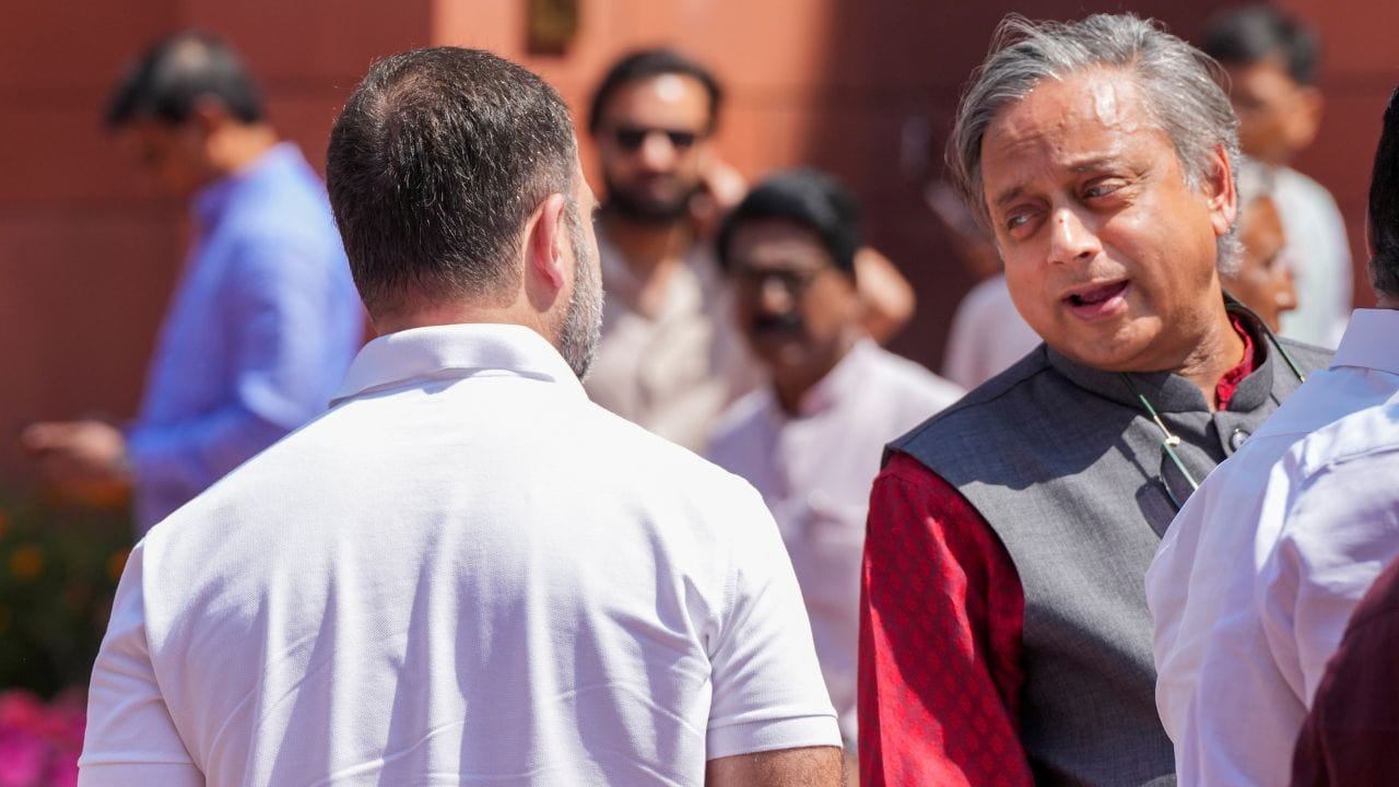 આ પછી, થરૂરે હવે તેમના સોશિયલ મીડિયા હેન્ડલ X પર એક સર્વે શેર કર્યો છે, જેમાં તેમને મુખ્યમંત્રી પદ માટે લોકપ્રિય ઉમેદવાર જાહેર કર્યો હતો. આ અંગે કોંગ્રેસ પાર્ટીમાં રાજકીય ઉથલપાથલ વધુ તીવ્ર બની છે. તો આજે આપણે કોંગ્રેસના સાંસદ શશિ થરુરના પરિવાર અને પર્સનલ લાઈફ વિશે વાત કરીએ.