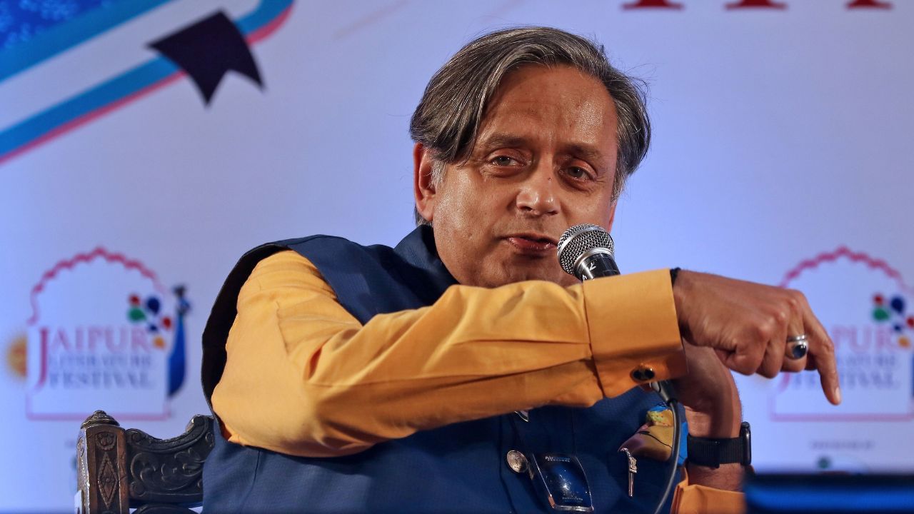 થરૂરે વિદેશ રાજ્યમંત્રી તરીકે સેવા આપી છે. તેઓ હાલમાં કોંગ્રેસ કાર્યકારી સમિતિના સભ્ય છે