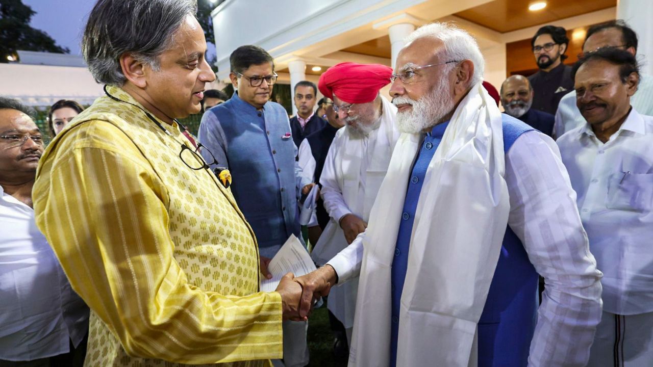 શશી થરૂરનો જન્મ 9 માર્ચ, 1956ના રોજ લંડનમાં થયો હતો. તેમના પિતાનું નામ ચંદ્રશેખરન નાયર થરૂર અને માતાનું નામ સુલેખા મેનન હતું. તેમની બે નાની બહેનો છે, શોભા અને સ્મિતા. તેમના દાદાનું નામ ચિપ્પુકુટ્ટી નાયર હતું. તેમના કાકા પરમેશ્વરન થરૂર હતા, જે ભારતમાં રીડર્સ ડાયજેસ્ટના સ્થાપક હતા