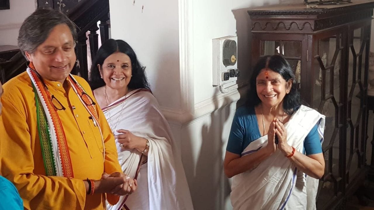 શશી થરૂરની પહેલી પત્નીનું નામ તિલોત્તમા મુખર્જી હતું, જેમની સાથે તેમને બે પુત્રો છે, કનિષ્ક અને ઇશાન. ત્યારબાદ તેમણે ક્રિસ્ટા ગિલ્સ સાથે લગ્ન કર્યા, અને પછી સુનંદા પુષ્કર સાથે લગ્ન કર્યા, જેનું 2014માં અવસાન થયું.