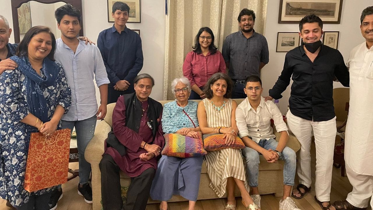 થરૂરના પિતા, જે મૂળ કેરળના હતા, તેમણે લંડન, બોમ્બે, કલકત્તા અને દિલ્હીમાં વિવિધ હોદ્દાઓ પર કામ કર્યું હતું, જેમાં ધ સ્ટેટ્સમેન માટે 25 વર્ષની કારકિર્દી (ગ્રુપ એડવર્ટાઇઝિંગ મેનેજર તરીકે)નો સમાવેશ થાય છે.