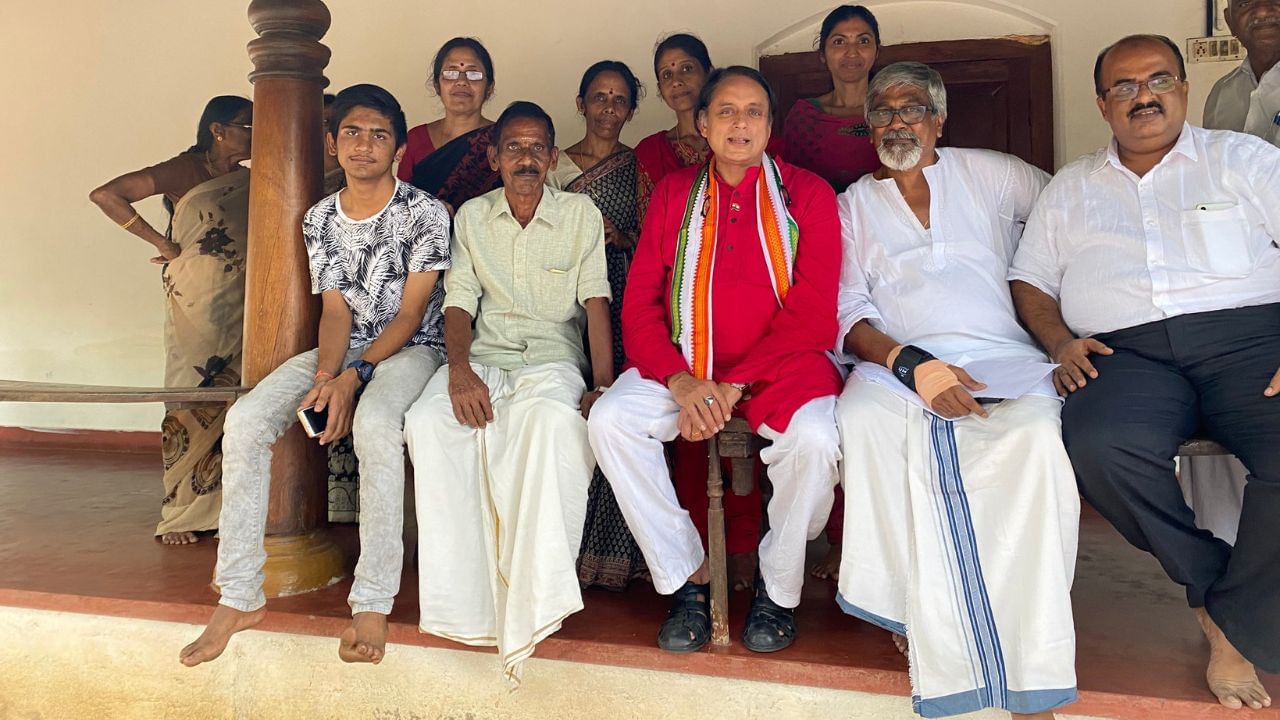 શશિ થરૂર એક લેખક, કોંગ્રેસ નેતા અને ભૂતપૂર્વ આંતરરાષ્ટ્રીય સિવિલ સેવક છે, જે 2009 થી કેરળના તિરુવનંતપુરમના સંસદ સભ્ય તરીકે સેવા આપી રહ્યા છે. તેમનો જન્મ લંડનમાં એક કેરળ પરિવારમાં થયો હતો. તેમણે મુંબઈની કેમ્પિયન સ્કૂલમાંથી પોતાનું શાળાકીય શિક્ષણ પૂર્ણ કર્યું.