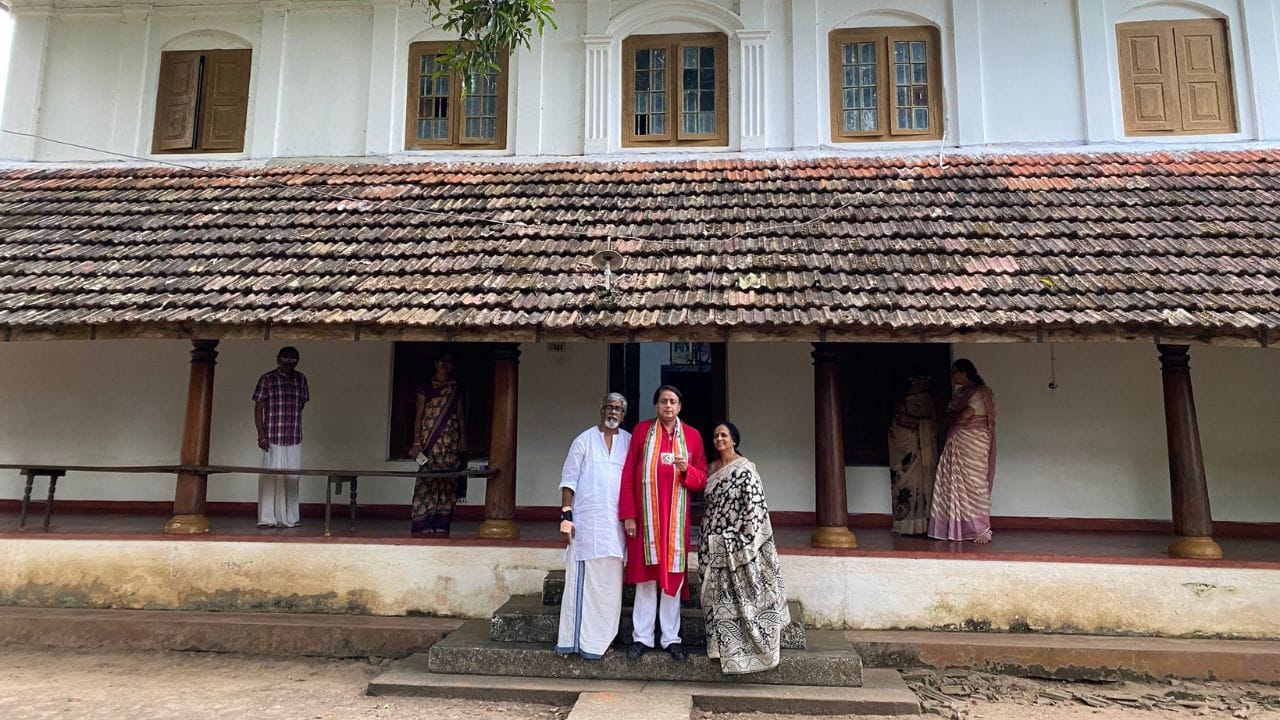 1975માં, થરૂરે દિલ્હી યુનિવર્સિટીની સેન્ટ સ્ટીફન્સ કોલેજમાંથી બી.એ. ઇતિહાસની ડિગ્રી મેળવી. આ પછી, તેમણે યુએસમાંથી આંતરરાષ્ટ્રીય સંબંધો તેમજ કાયદા અને રાજદ્વારીમાં માસ્ટર્સનો અભ્યાસ કર્યો.