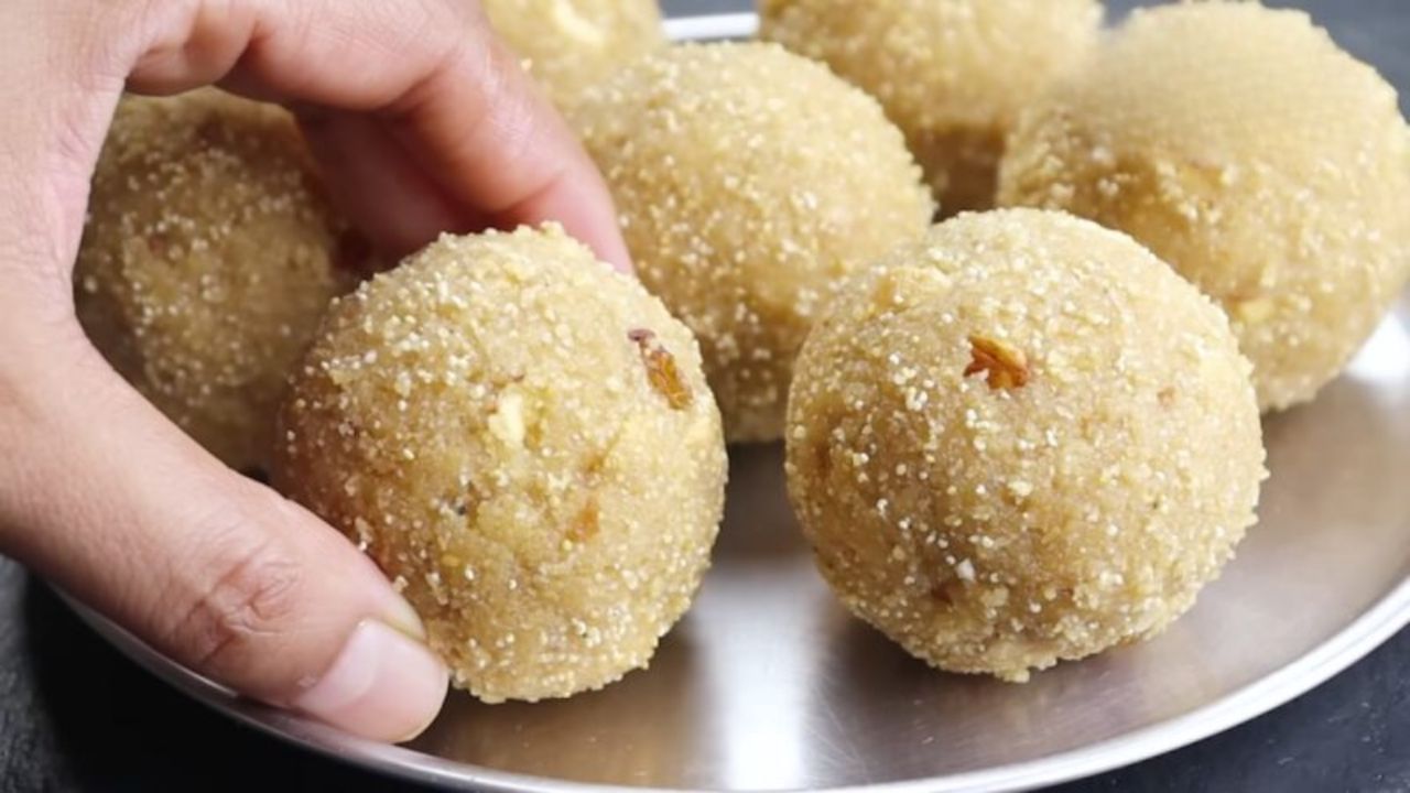 સ્વાસ્થ્ય સંબંધિત માન્યતાઓ: આ પરંપરાનું બીજું એક મોટું કારણ સ્વાસ્થ્ય સંબંધિત છે. શીતળા સપ્તમીનો તહેવાર શ્રાવણ માસ એટલે કે ચોમાસાની ઋતુમાં આવે છે, આ એવો સમય છે જ્યારે હવામાનમાં ઘણા પ્રકારના ફેરફારો જોવા મળે છે. આ સમયે રોગો ફેલાવવાનું જોખમ વધે છે, ખાસ કરીને શીતળા, ઓરી અને ચેપી રોગો. એક દિવસનો ઠંડો ખોરાક ખાવાથી શરીરની રોગપ્રતિકારક શક્તિ મજબૂત થાય છે. વાસી ખોરાકમાં કેટલાક તત્વો હોય છે જે શરીરને આ રોગો સામે લડવામાં મદદ કરે છે.
