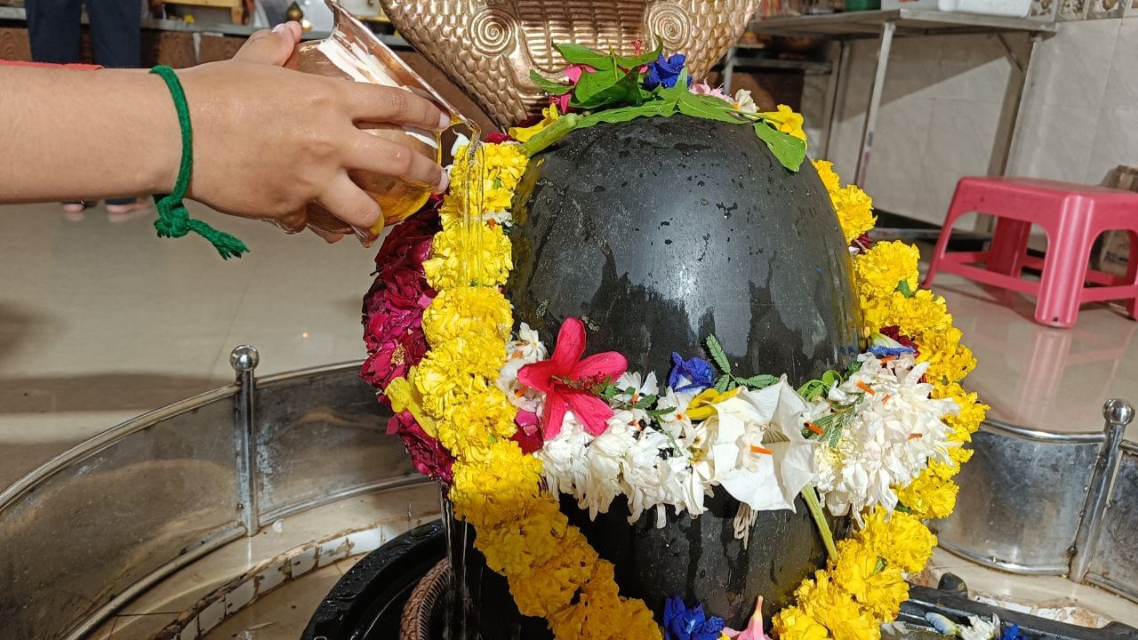 શ્રાવણ માસમાં આર્થિક તકલીફમાંથી છુટકારો મેળવવા માટે ભક્તો ભગવાન શિવનો અભિષેક શેરડીના રસ અથવા શુદ્ધ મધથી કરે છે. સાથે જ, ઘીનો દીવો પ્રગટાવી શિવજીની ભક્તિ કરવી ઉત્તમ માનવામાં આવે છે. ધાર્મિક માન્યતાઓ અનુસાર, આવા ઉપાયોના અમલથી જન્મકુંડળીમાં મંગળ અને બુધ ગ્રહ સક્રિય અને અનુકૂળ બની જાય છે, જેના કારણે મહાદેવની કૃપા પ્રાપ્ત થાય છે અને જીવનમાં ધનસંપત્તિ સાથે શાંતિ આવે છે. ( નોંધ :ટીવી9 કોઈ પણ પ્રકારે અંધશ્રદ્ધાને પ્રોત્સાહન આપતુ નથી. આ અહેવાલ માત્ર ધાર્મિક માન્યતા અને લોકોમાં પ્રચલિત માન્યતા, રીત રિવાજને આધારે રજૂ કરવામાં આવેલ છે. )