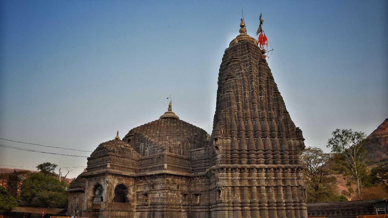 મહારાષ્ટ્રના નાસિક જિલ્લામાં 12 જ્યોર્તિલિંગોમાંથી એક ત્ર્યંબકેશ્વર મંદિર છે. જે ગોદાવરી નદીની પાસે આવેલું છે. આ જ્યોર્તિલિંગ ત્રિકાલદર્શી માનવામાં આવે છે. શ્રાવણ મહિનામાં જો તમે દર્શન કરવાનો પ્લાન બનાવી રહ્યા છો. તો તમે પુણે કે મુંબઈથી બાય રોડ જઈ શકો છો.