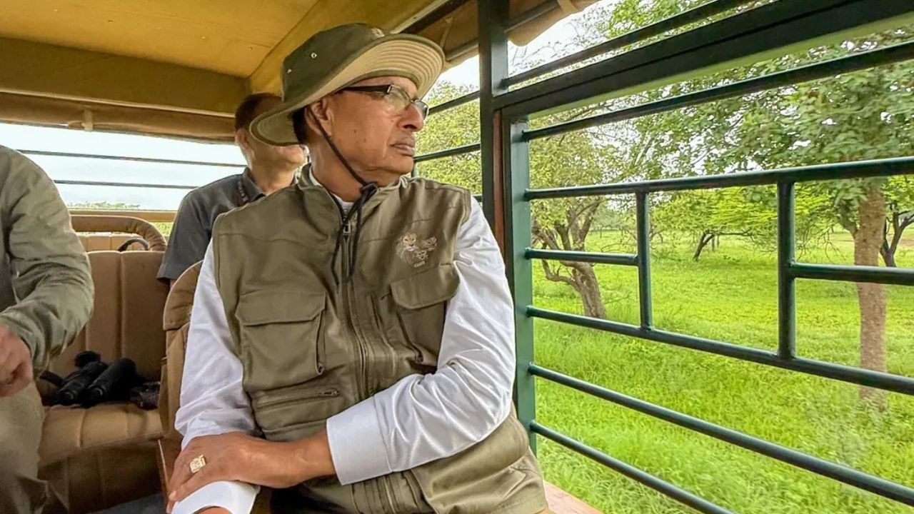  કેન્દ્રીય કૃષિ મંત્રી શનિવારે ગુજરાતના પ્રવાસે હતા. આ દરમિયાન તેમણે જૂનાગઢમાં સોમનાથ જ્યોતિર્લિંગ મંદિર અને ગીર રાષ્ટ્રીય ઉદ્યાનની મુલાકાત લીધી. બાદમાં, તેઓ મગફળી સંશોધન કેન્દ્રના ખેડૂતો અને 'લખપતિ દીદી' યોજનાના લાભાર્થીઓ સાથે વાતચીત કરી હતી. તે જ દિવસે મોડી સાંજે 8 વાગ્યાની આસપાસ તેમને રાજકોટથી ફ્લાઇટ પકડવાની હતી, તેથી તેઓ ઉતાવળમાં હતા.