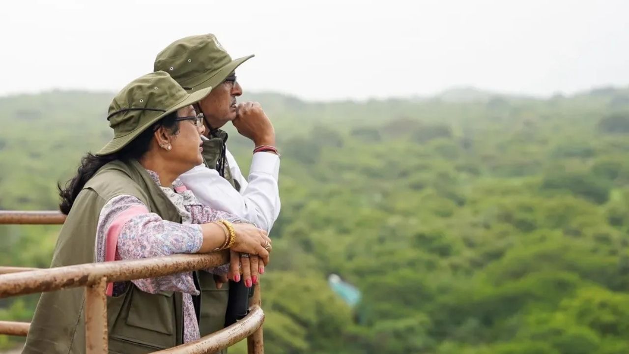 બીજી તરફ, સાધના સિંહ ગિરનારની મુલાકાત લઈને પાછા ફર્યા હતા અને વેઇટિંગ રૂમમાં બેઠા હતા. કાર્યક્રમ પૂર્ણ કર્યા પછી, ઉતાવળમાં, તેઓ તેમના કાફલા સાથે જૂનાગઢથી રાજકોટ જવા રવાના થયા હતા.