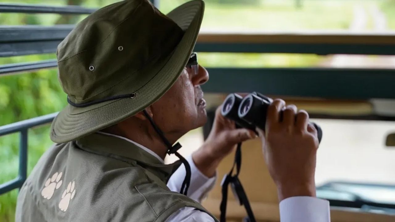 થોડી મુસાફરી કર્યા પછી, તેમને ખ્યાલ આવ્યો કે, તેમની પત્ની તેમની સાથે નથી. પછી તેમણે તાત્કાલિક પત્નીને ફોન કર્યો અને આખા કાફલા સાથે પાછા ફર્યા, તેમની પત્નીને સાથે લઈને રાજકોટ જવા રવાના થયા.