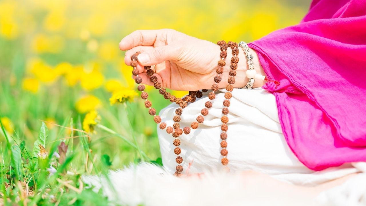 4. મંત્ર જાપ અને ધ્યાન : "ૐ નમઃ શિવાય" મંત્રનો જાપ કરવાથી મનમાં એકાગ્રતા અને શાંતિ મળે છે. રોજના જીવનમાં ભલે થોડી મિનિટ માટે, પણ આ મંત્રના જાપ દ્વારા તમે તણાવમુક્ત બની શકો છો.