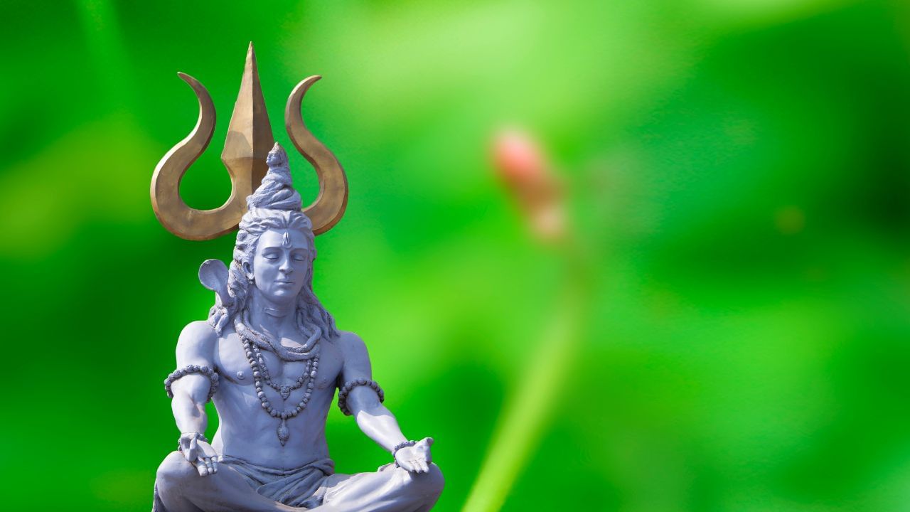 5. શિવમંત્ર લખવાની પ્રવૃત્તિ : દિવસમાં થોડો સમય કાઢીને શિવમંત્ર લખવાથી પણ તમારું ચિત્ત શાંત બને છે અને નકારાત્મક વિચારો દૂર થાય છે. લેખન દરમ્યાન ભક્તિભાવ રાખવો અને શિવનો સ્મરણ કરવો શ્રેષ્ઠ માનવામાં આવે છે.