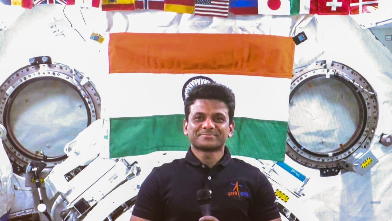 NASAએ જાણકારી આપી કે, આ મિશનમાં સામેલ એસ્ટ્રોનોટ્સ અનેક દુલર્ભ અને મહત્વપૂર્ણ વૈજ્ઞાનિક સામગ્રીઓ અંતરિક્ષથી લઈ પરત ફરી રહ્યા છે. જેમાં અંદાજે 263 કિલો વજનના વૈજ્ઞાનિક ઉપકરણ નાસાના સ્પેસ હાર્ડવેયર અને 60થી વધારે સાયન્સ એક્સપેરિમેન્ટસના ડેટા સામેલ છે. 