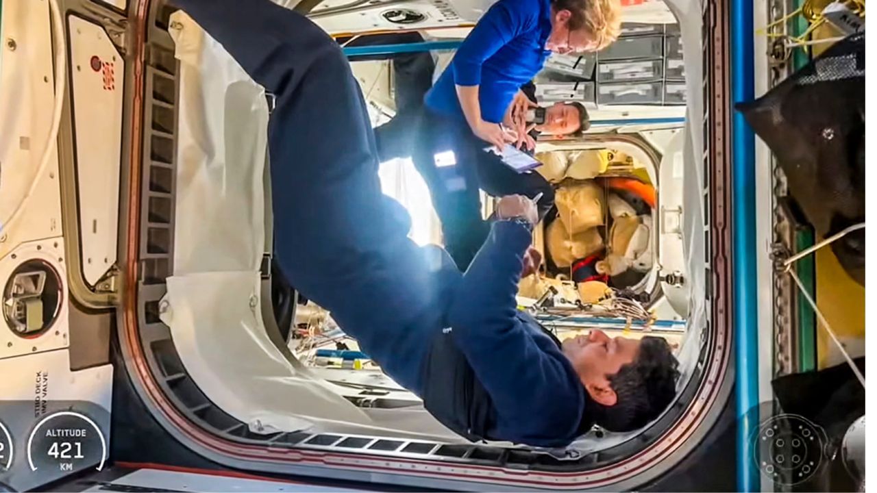 શુભાંશુ શુક્લાનો જન્મ ૧૦ ઓક્ટોબર ૧૯૮૫ના રોજ ઉત્તર પ્રદેશના લખનૌમાં થયો હતો. તેમને નાનપણથી જ વિમાનોનો શોખ હતો.