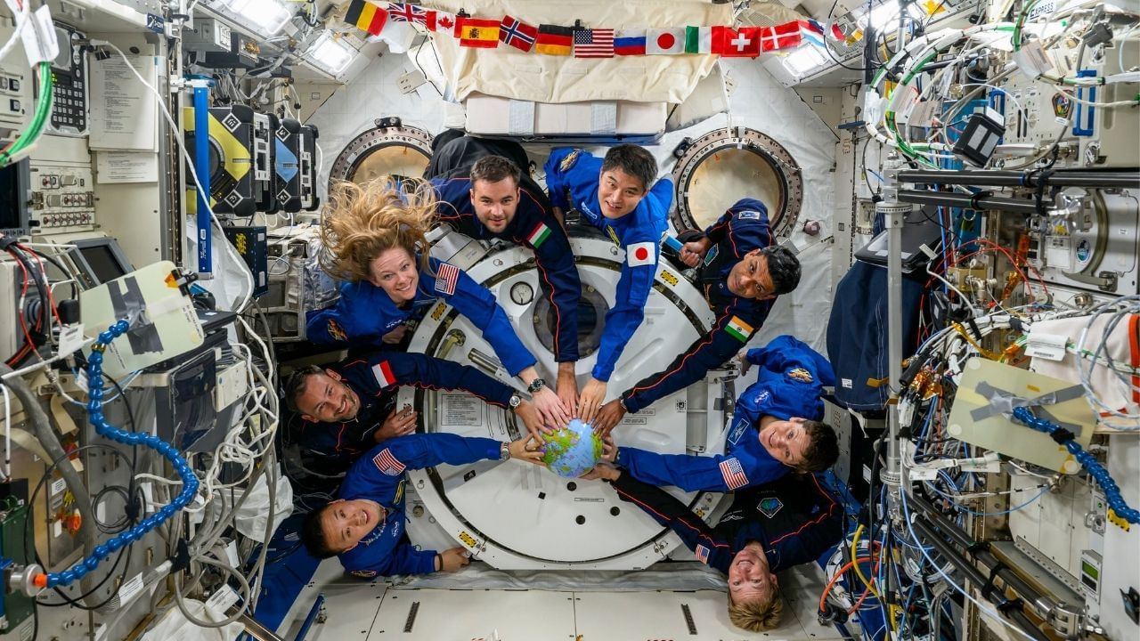 Axiom-4 ટીમમાં કોણ કોમ છે, આ મિશનમાં 4 સભ્યોની ટીમ સામેલ છે. પેગી વ્હિટસન મિશન કમાન્ડર,શુભાંશુ શુક્લા-પાયલોટ, સ્લાવોજ ઉજ્નાનસ્કી વિસ્નીવ્સ્કી-મિશન વિશેષજ્ઞ અને ટિબોર કાપુ- મિશન વિશેષજ્ઞ સામેલ છે.