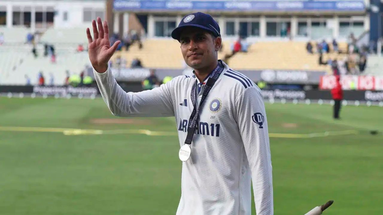 શુભમન ગિલે એજબેસ્ટન ટેસ્ટમાં કુલ 430 રન બનાવ્યા અને આ પ્રદર્શનના આધારે તે ICC ટેસ્ટ રેન્કિંગમાં 15 ખેલાડીઓ પાછળ છોડી 807 પોઈન્ટ સાથે છઠ્ઠા નંબરે પહોંચી ગયો છે. 