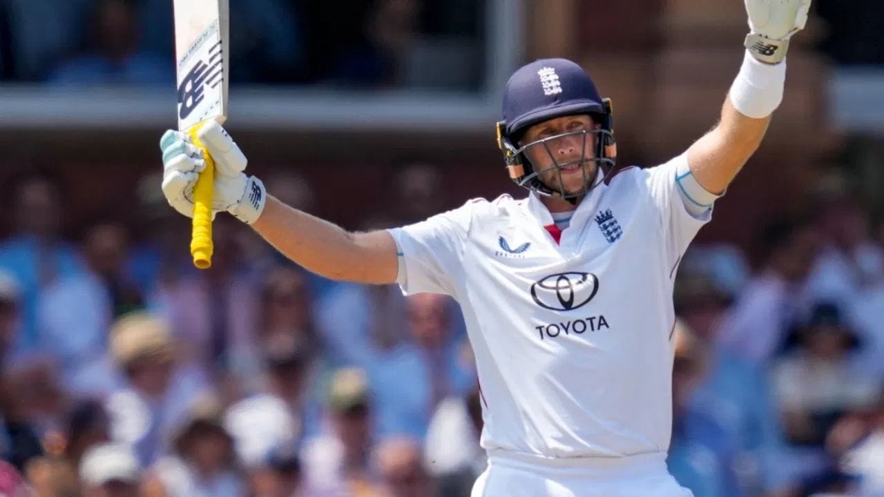 ઈંગ્લેન્ડનો સ્ટાર બેટ્સમેન જો રૂટ ICC ટેસ્ટ રેન્કિંગમાં ફરીથી નંબર વન બેટ્સમેન બન્યો છે. તેણે પોતાના જ દેશના હેરી બ્રુકને હટાવીને નંબર વન સ્થાન મેળવ્યું છે. 