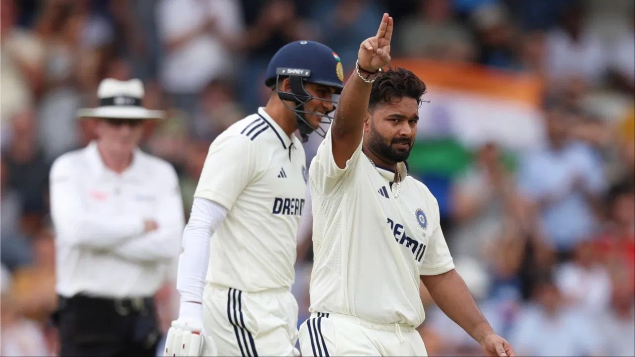 ભારત માટે ટેસ્ટમાં સૌથી વધુ સિક્સર ફટકારવાના મામલે પંત 86 છગ્ગા સાથે હાલમાં ત્રીજા ક્રમે છે. રોહિત શર્મા 88 છગ્ગા સાથે બીજા સ્થાને છે જ્યારે વીરેન્દ્ર સેહવાગ 90 છગ્ગા સાથે પ્રથમ સ્થાને છે.