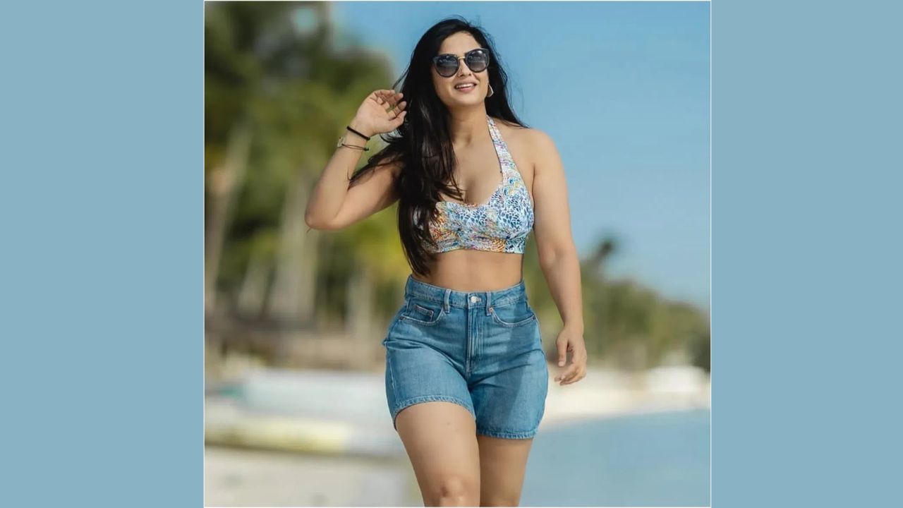 એક વ્યક્તિએ તેના ફોટા પર ટિપ્પણી કરી અને લખ્યું - જાણે વૃદ્ધત્વ ગાયબ થઈ ગયું હોય. બીજા વ્યક્તિએ લખ્યું - અદભુત. બીજા વ્યક્તિએ લખ્યું - સુંદર. એક વ્યક્તિએ શ્વેતાના ફોટા પર લખ્યું - માય યંગ લેડી. વર્ક ફ્રન્ટ વિશે વાત કરીએ તો, શ્વેતા તિવારી છેલ્લે ફિલ્મ સિંઘમ અગેનમાં જોવા મળી હતી. આ ફિલ્મ ઉપરાંત, તે OTT દુનિયામાં પણ પોતાના પગ ફેલાવતી જોવા મળી હતી. તે 2024 માં આવેલી ઇન્ડિયન પોલીસ ફોર્સ નામની શ્રેણીનો ભાગ હતી.
