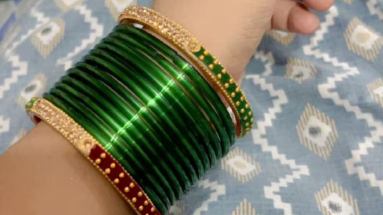 દેવી પાર્વતીના આશીર્વાદ મેળવો: એક પૌરાણિક માન્યતા છે કે શ્રાવણ મહિનામાં લીલી બંગડીઓ પહેરવાથી દેવી પાર્વતી પ્રસન્ન થાય છે અને સ્ત્રીઓને અખંડ સૌભાગ્ય, સુખ, સમૃદ્ધિ અને કૌટુંબિક સુખના આશીર્વાદ મળે છે. (Disclaimer - આ લેખમાં સમાવિષ્ટ કોઈપણ માહિતી/સામગ્રી/ગણતરીની ચોકસાઈ અથવા વિશ્વસનીયતાની ખાતરી આપવામાં આવતી નથી. આ માહિતી વિવિધ માધ્યમો/જ્યોતિષીઓ/ઉપદેશો/માન્યતાઓ/ધાર્મિક ગ્રંથોમાંથી એકત્રિત કરીને તમારા સુધી પહોંચાડવામાં આવી છે. અમારો ઉદ્દેશ્ય ફક્ત માહિતી પહોંચાડવાનો છે. વાંચકોએ તેને ફક્ત માહિતી તરીકે જ માનવી જોઈએ. આ ઉપરાંત તેના કોઈપણ ઉપયોગ માટે વાંચકો પોતે જવાબદાર રહેશે.)(All Image Symbolic)