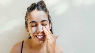 બહારની ધૂળ અને ગંદકીને કારણે ત્વચામાં બળતરા, ખંજવાળ અને ખીલ થવાનું જોખમ રહેલું છે. આવી સ્થિતિમાં, હળવું ક્લીંઝર એક સારો ઉકેલ હોઈ શકે છે. સંવેદનશીલ ત્વચા પર તેલ, ધૂળ અને ગંદકીના કણો એકઠા થઈ શકે છે, જે ત્વચામાં ચેપનું કારણ બની શકે છે. ચેપનું જોખમ ઘટાડવા માટે દિવસમાં બે વાર તમારી ત્વચા પર કેમિકલ-મુક્ત ક્લીંઝરનો ઉપયોગ કરવાનું ભૂલશો નહીં.