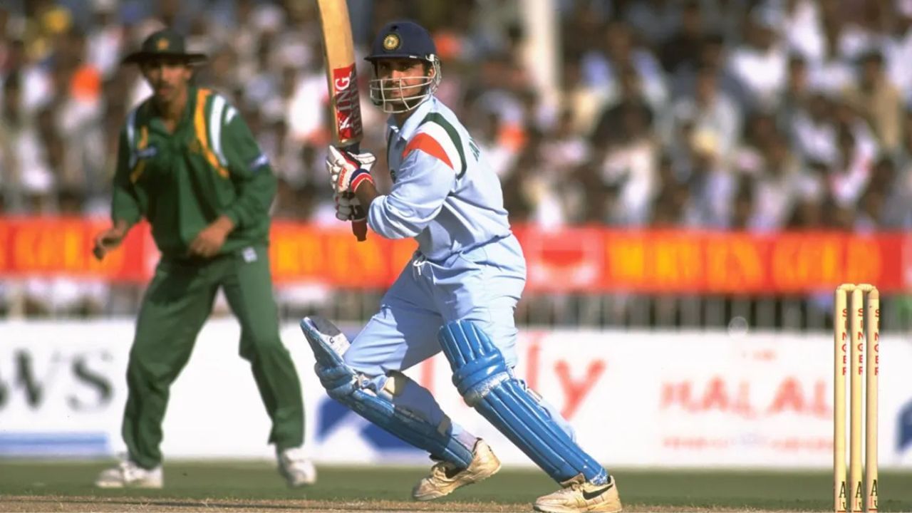 સૌરવ ગાંગુલી વિશ્વના 6 ક્રિકેટરોમાંનો એક છે જેમણે ODI ક્રિકેટમાં 10000 થી વધુ રન બનાવ્યા છે અને 100 થી વધુ વિકેટ લીધી છે. સૌરવ ગાંગુલી એકમાત્ર ભારતીય બેટ્સમેન છે જેણે ICC ટુર્નામેન્ટની ફાઈનલમાં સદી ફટકારી છે.