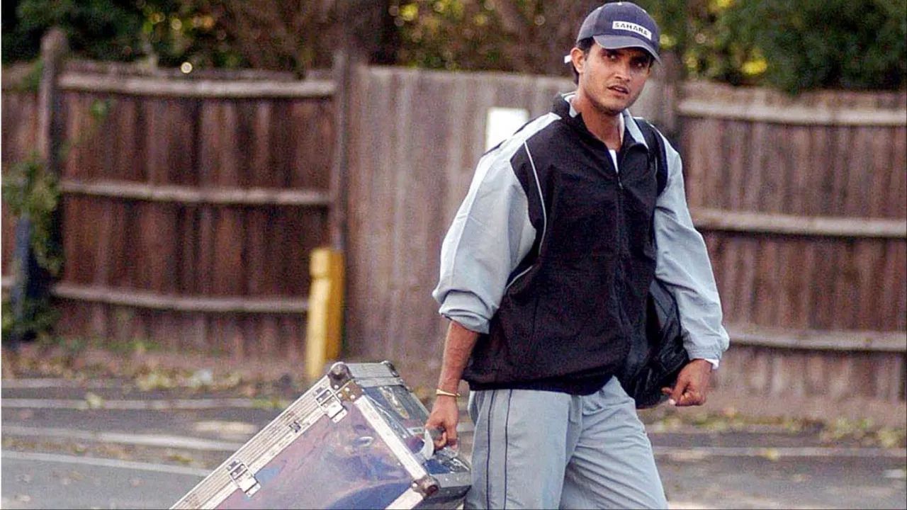 સૌરવ ગાંગુલીએ પોતાની ODI કારકિર્દીમાં 11,363 રન બનાવ્યા છે, જે ભારતમાં કોઈપણ ડાબા હાથના બેટ્સમેન દ્વારા બનાવેલા સૌથી વધુ રન છે. આ કિસ્સામાં, તે શ્રીલંકાના કુમાર સંગાકારા (14,234 રન) અને સનથ જયસૂર્યા (13,430 રન) પછી વિશ્વમાં ત્રીજા ક્રમે છે.