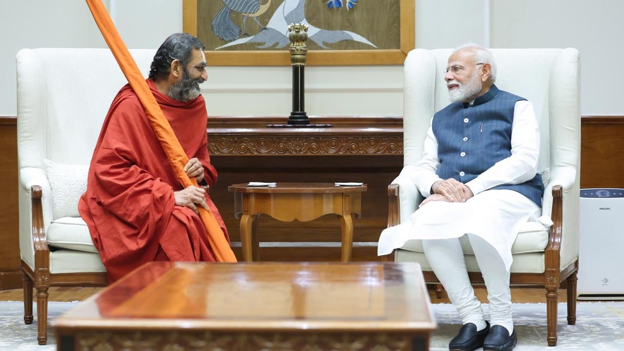 દિલ્હીમાં પ્રધાનમંત્રી નિવાસસ્થાને ડૉ. રામેશ્વર રાવ અને રામુરાવ સાથે પ્રધાનમંત્રી નરેન્દ્ર મોદીને મળેલા ચિન્નાજીયાર સ્વામીએ હૈદરાબાદના મુચિંથલમાં સમતા મૂર્તિ સ્તોરી કેન્દ્રની વિશેષતાઓ સમજાવી.