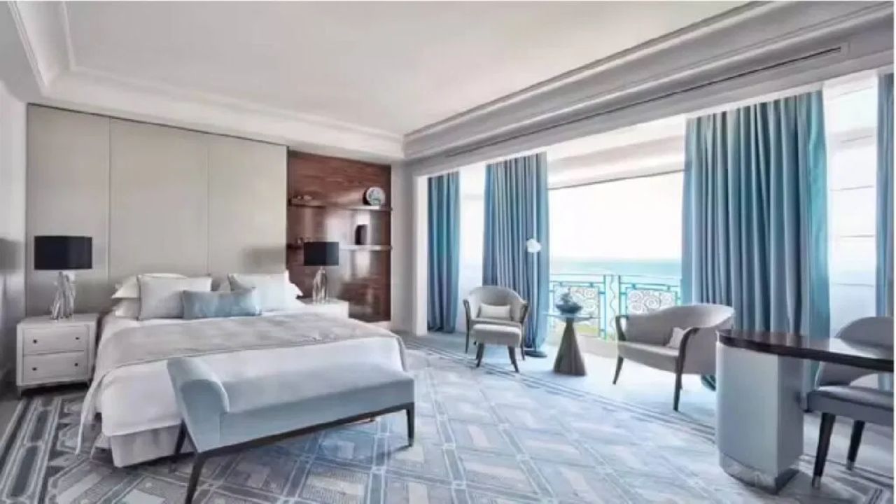 Penthouse Suite, Hotel Martinez, Cannes, France: ફ્રેન્ચ રિવેરા પર સ્થિત હોટલ માર્ટિનેઝ , વર્ષ 1920 ના દાયકાની શાહી અને આર્ટ ડેકો શૈલીની હોટલ છે. અહીં 409 રૂમ છે, જેમાં લા પામ ડી'ઓર નામનું બે-સ્ટાર રેસ્ટોરન્ટ છે. પેન્ટહાઉસ સ્યુટનો પ્રતિ રાત્રિ અંદાજિત ખર્ચ $55,000 (₹47,53,457.50) છે.