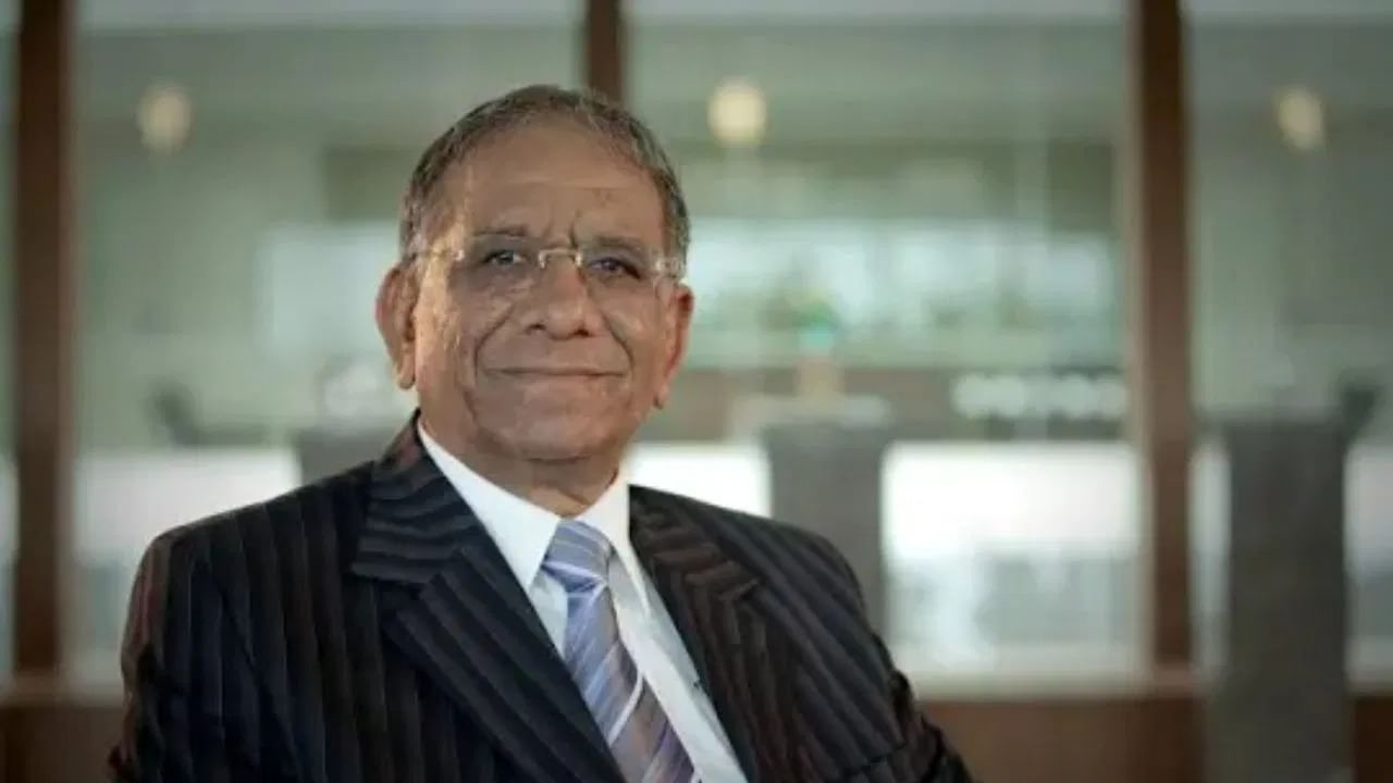 ગોવિંદ ધોળકિયા, જેને સૌકોઈ પ્રેમથી "કાકા" તરીકે ઓળખે છે, તે ઉદારતા અને દયાનું પ્રતિક છે અને તેમણે 1964માં સુરતમાં પોતાની સફર શરૂ કરી હતી. તેમની અંદાજિત સંપત્તિ 6,100 કરોડ રૂપિયા છે.