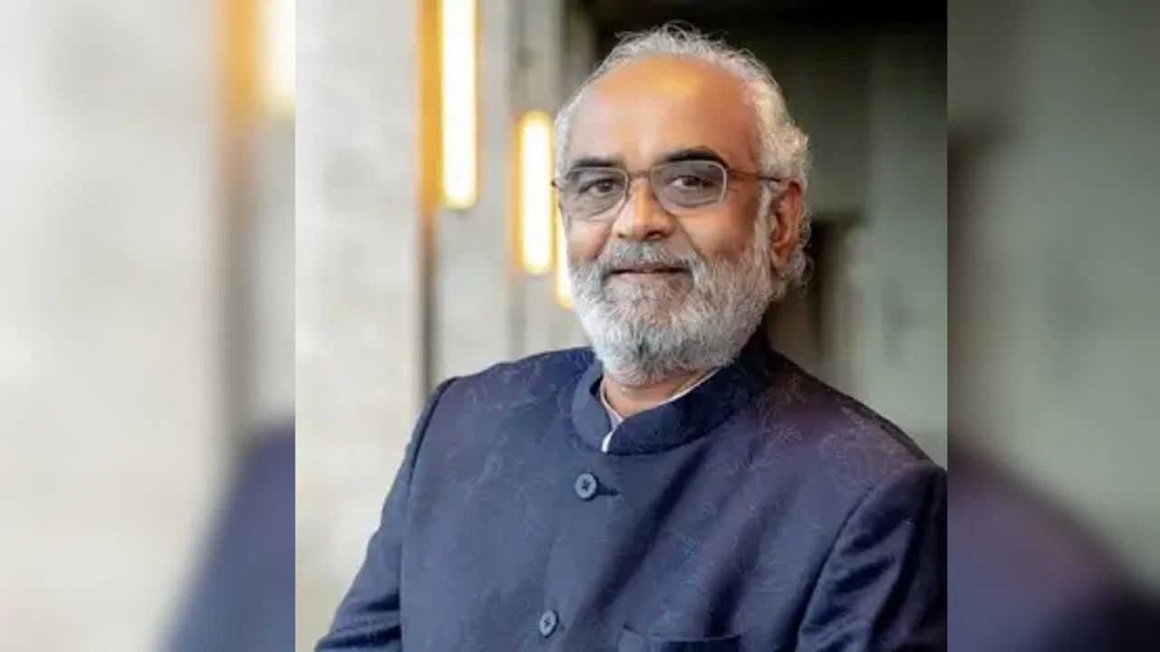 સવજીભાઈ ધોળકિયા, હરિ કૃષ્ણ એક્સપોર્ટ્સના માલિક છે અને પદ્મશ્રી એવોર્ડ વિજેતા છે. હીરા ઉદ્યોગમાં નીચલા સ્તરથી તેઓ વિશ્વના ટોચના ઉદ્યોગપતિઓમાં સ્થાન પામ્યા છે. તેમની અંદાજિત સંપત્તિ 3,700 કરોડ રૂપિયા છે.