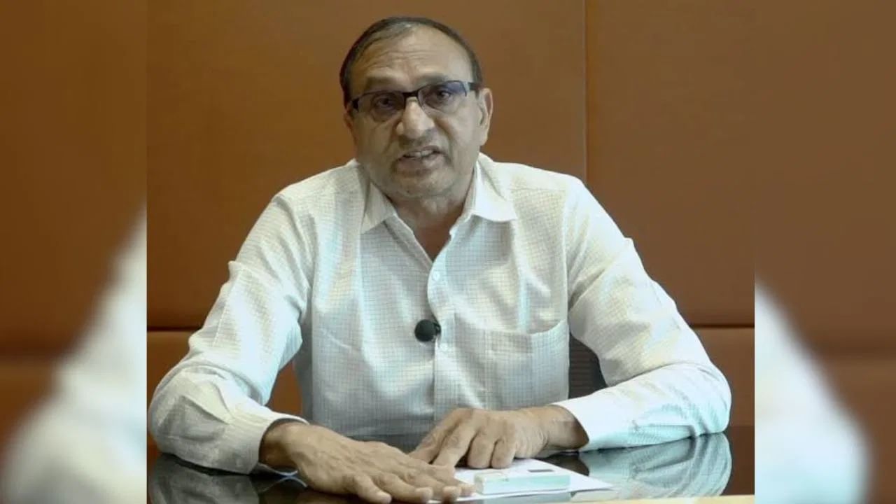 લાલજીભાઈ પટેલ, ધર્મનંદન ડાયમંડ પ્રાઈવેટ લિમિટેડના ચેરમેન છે અને તેઓ ચાર દાયકાથી વધુ સમયથી હીરા ઉદ્યોગમાં પોતાની સેવાઓ આપી રહ્યા છે. તેમની અંદાજિત સંપત્તિ 3,600 કરોડ રૂપિયા છે. (નોંધ : અહીં આપવામાં આવેલી માહિતી પબ્લિક ડોમેઇનમાં ઉપલબ્ધ માહિતીના આધારે છે.)