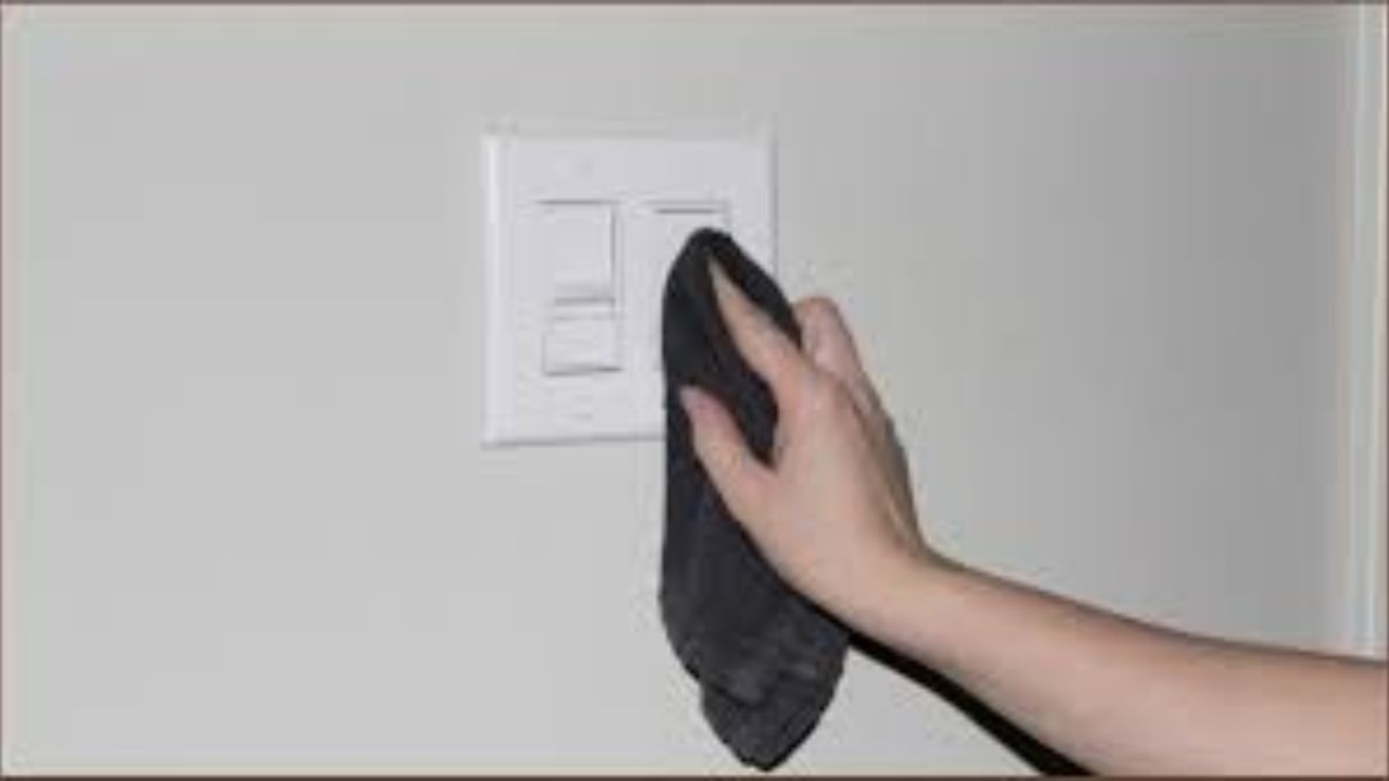 નેઇલ પોલીશ રીમુવર કામમાં આવશે: જો તમને નેઇલ પોલીશ લગાવવાનો શોખ છે, તો તમારી પાસે રીમુવર પણ હોય છે. તેથી વિચાર્યા વિના તમે તેનો ઉપયોગ કરીને સ્વીચબોર્ડ સાફ કરી શકો છો. હવે નેઇલ રીમુવર વાઇપ્સ ઉપલબ્ધ છે. તો ફક્ત એક વાઇપ લો અને તેનાથી સ્વીચબોર્ડ સાફ કરો.