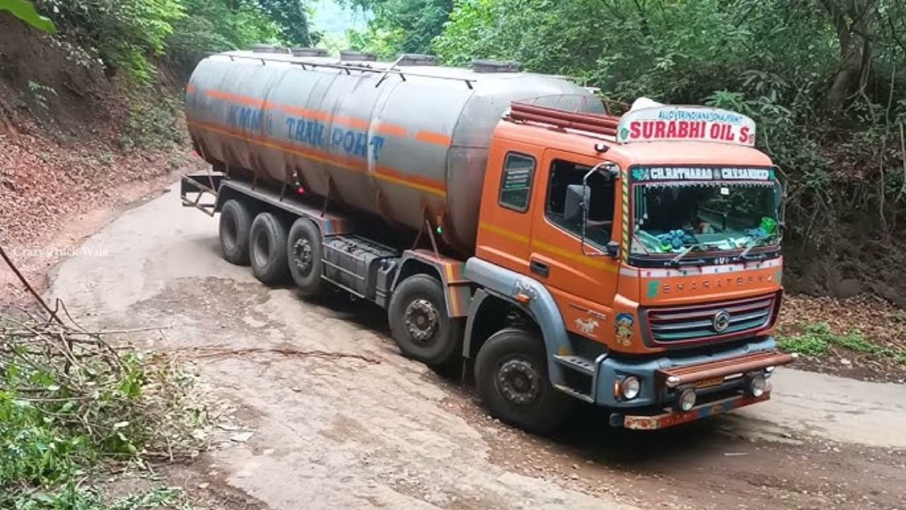 ક્રૂડ ઓઇલ વહન કરતા ટેન્કરો કેવા હોય છે? : તેલ વહન કરતા ટેન્કરો ખાસ હોય છે. તે કદમાં મોટા મજબૂત અને ખાસ ડિઝાઇન કરેલા હોય છે જેથી તેલને એક જગ્યાએથી બીજી જગ્યાએ સુરક્ષિત રીતે પરિવહન કરી શકાય. તેઓ 400 મીટરથી મોટા કદના હોઈ શકે છે, જે તેમને લાખો બેરલ તેલ વહન કરવાની મંજૂરી આપે છે. આ ટેન્કરોમાં કાચા તેલના પરિવહન માટે ખાસ સલામતી સુવિધાઓ છે, જેમ કે ટાંકીઓને અલગ કરવી, વેન્ટિલેશન સિસ્ટમ અને લીકેજ અટકાવવા.